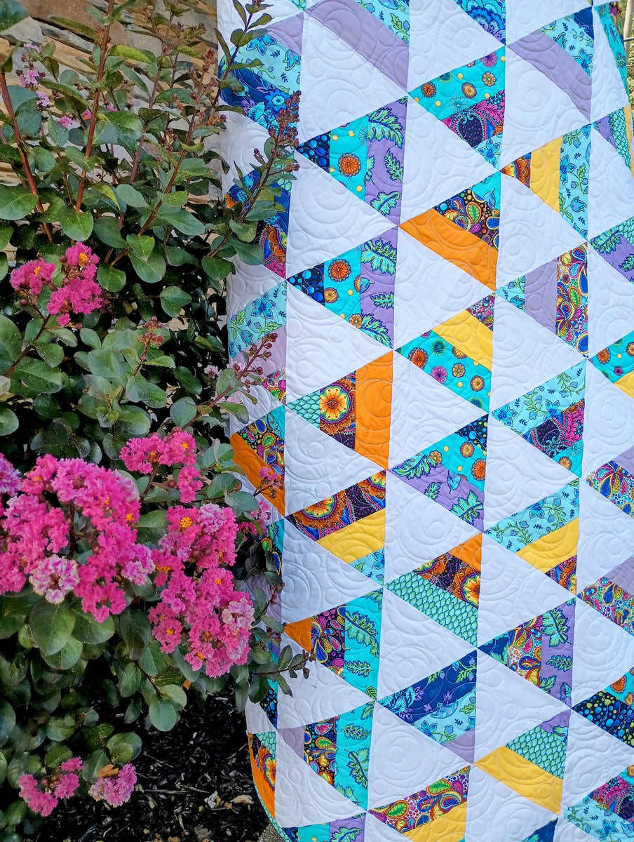Scrappy triangles modern quilt – QUILTOFF