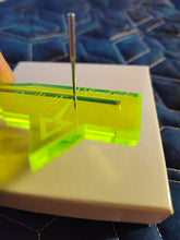 Load image into Gallery viewer, Needle guider. Longarm needle setting/positioning tool. 2 pieces in package.