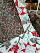 Load image into Gallery viewer, Tulip Garden quilt, Queen/King size
