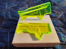 Load image into Gallery viewer, Needle guider. Longarm needle setting/positioning tool. 2 pieces in package.
