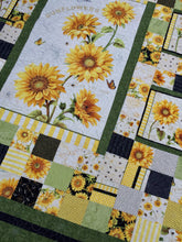 Load image into Gallery viewer, Gorgeous Sunflower Quilt, queen size, handmade, heirloom
