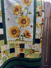 Load image into Gallery viewer, Gorgeous Sunflower Quilt, queen size, handmade, heirloom
